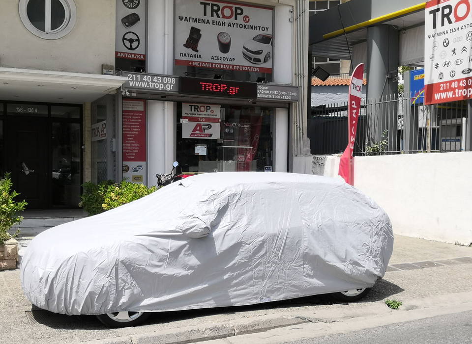 Εικόνα 1: Τοποθέτηση κουκούλας στο κατάστημα μας σε Audi A3 8P - www.auto-parts.gr
